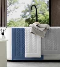 Bath mat with comfortable foot feeling