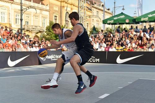 Corte de baloncesto al aire libre elástica