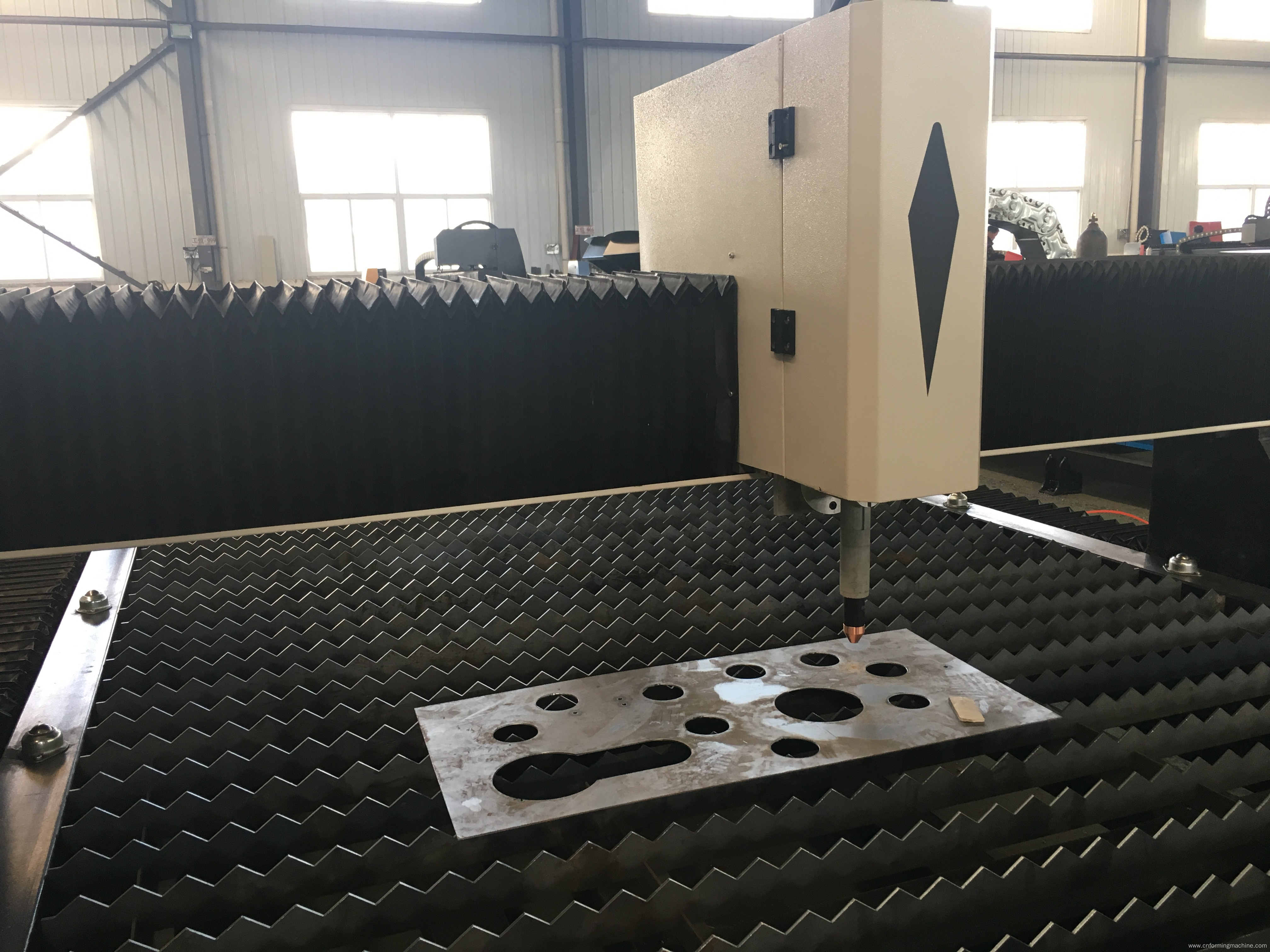 Standard table type plasma cutting machine with Hypertherm