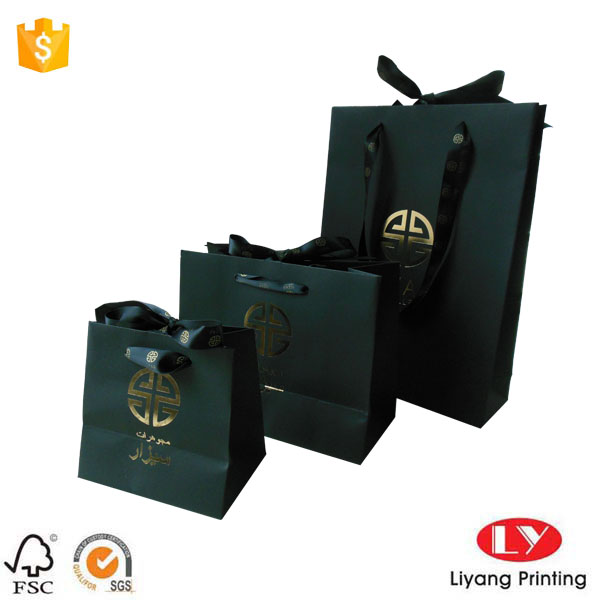 حقيبة هدايا الورق السوداء غير اللامعة شعار الذهب