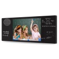 Aan de muur gemonteerd LCD-touchscreen schoolbord