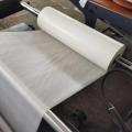 Máquina de fabricación de bolsas de prenda de papel transparente