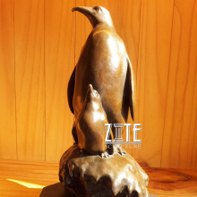 Lovely small metal statue indoor bronze penguin sculpture