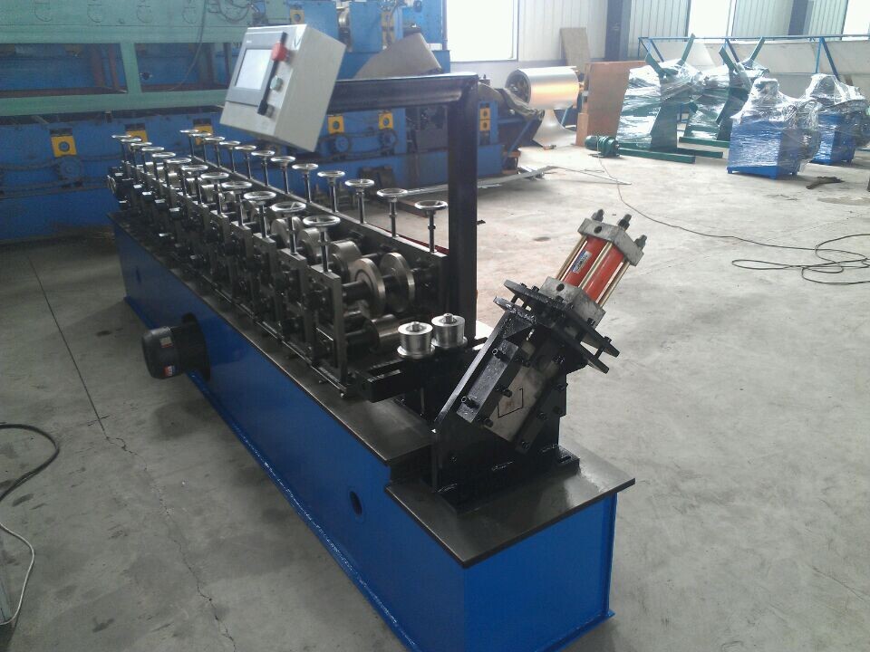 Automatic roller shutter door roll forming machine