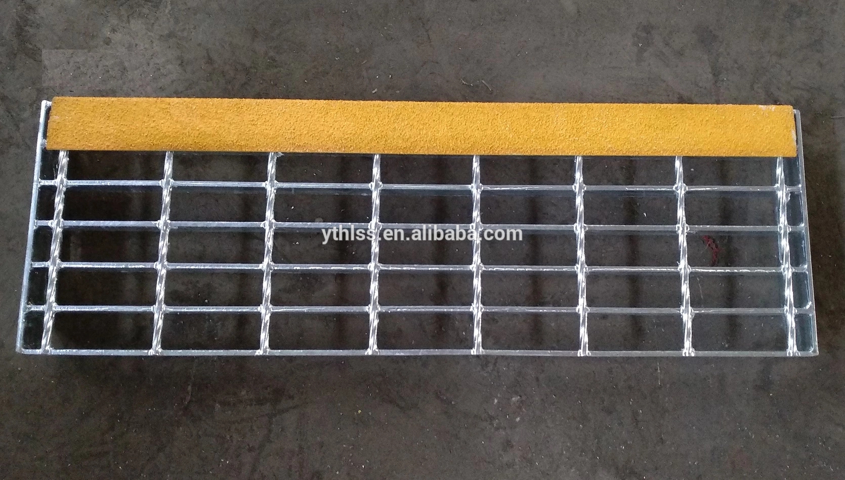 Galvanized stair treads anti slip with Yellow Abrasive Nosing