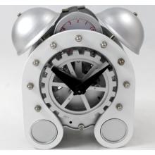 Silver Gear Alarm Clock en el escritorio