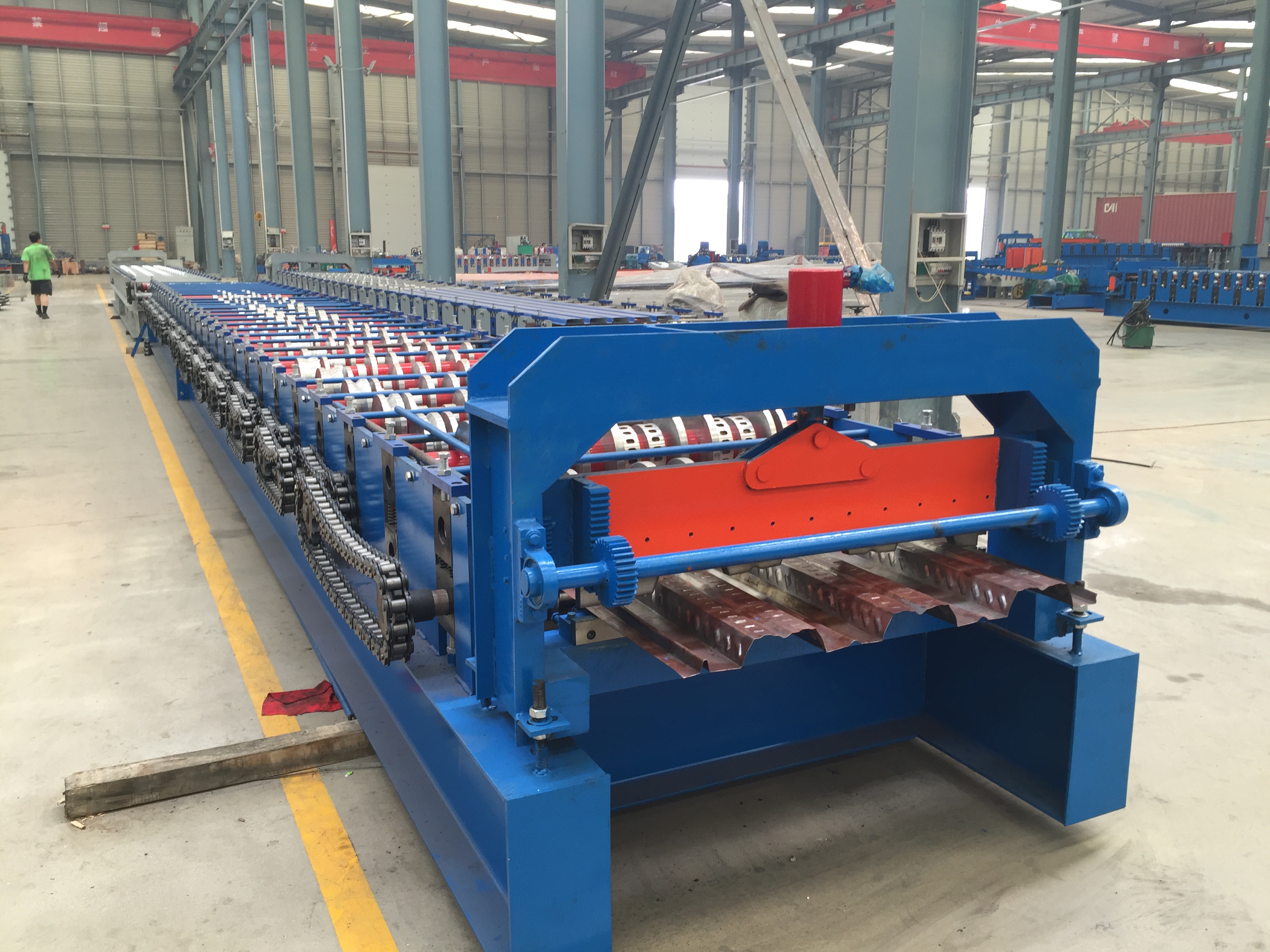 Floor deck roll forming machine