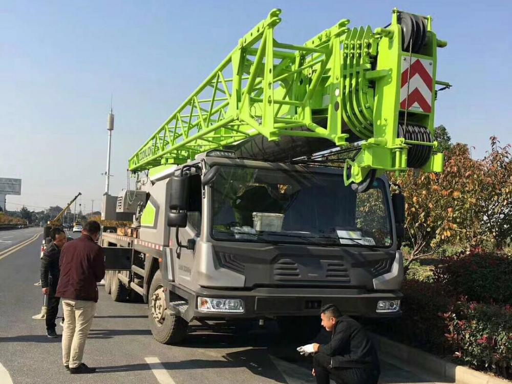 Hauteur de levage 67,5 m grue de camion de 80 tonnes ZTC800E552