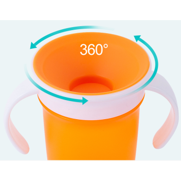 カスタムベイビー360 Sippy Cupを飲む