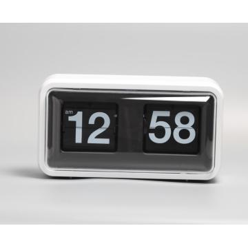 Caja de plástico negra Flip Clock en la mesa