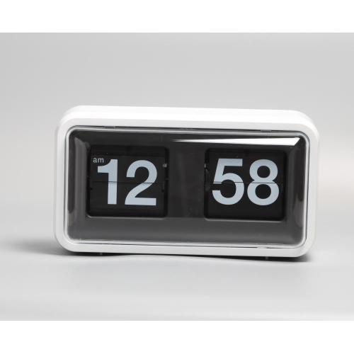 Schwarze Plastikbox Flip Clock auf Tisch