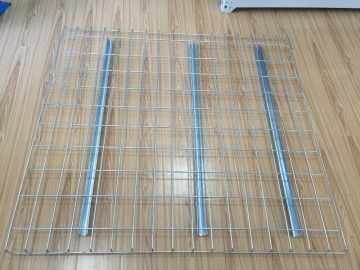 Wire mesh deck channel pattern