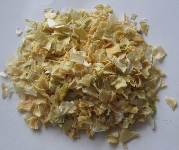 Dehydrated onion flakes