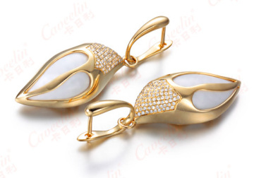 18K Gold Earring with white agate