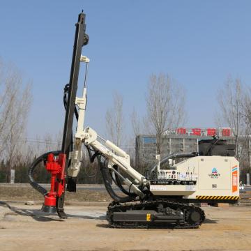 Op rupsbanden gemonteerde hydraulische boorinstallatie