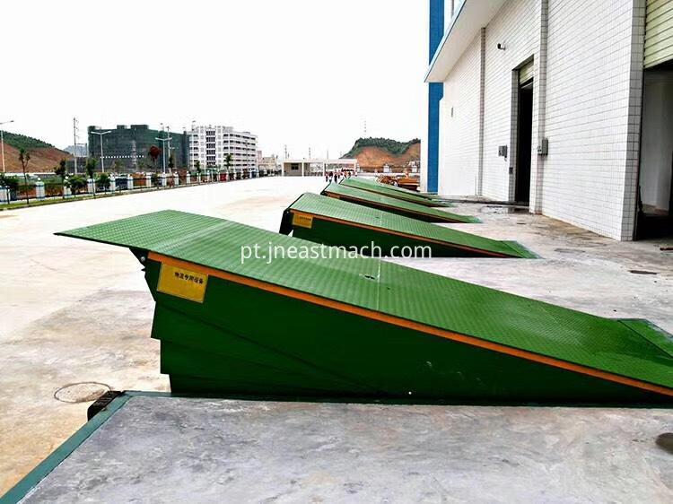 Rampa móvel para doca de carregamento de caminhões Mobile Truck Loading Dock Ramp