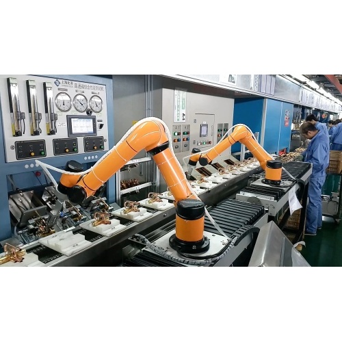 Chargement et déchargement du bras de robot industriel