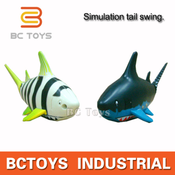 Remote control simulation tail swing small plastic toy fish animal toy.