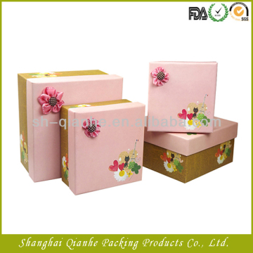 Decorative paper box for packaging candies