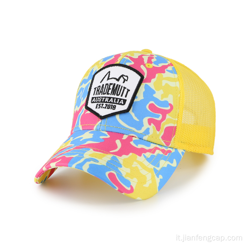 Cappellino trucker con stampa colorata con etichetta tessuta