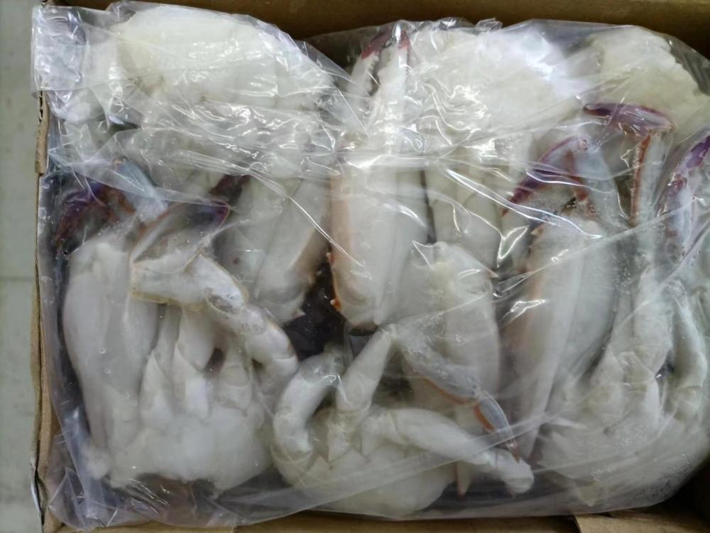 হিমায়িত অর্ধেক কাটা নীল সাঁতার কাঁকড়া