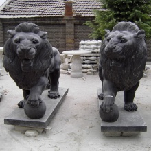 Black color walking pair of large outdoor lion statue for garden decoration