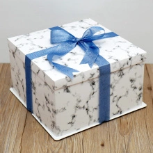 กล่องเค้กสีขาวรูปทรงสี่เหลี่ยม