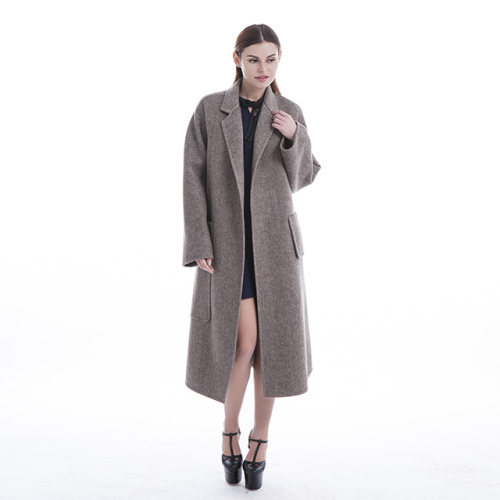 A fashionable cashmere coat with a slimming look