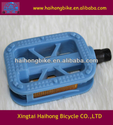 Durable adult mountain bicycle pedal with reflector