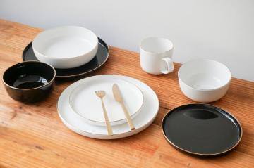 Porcelain dinnerware set with real gold decal