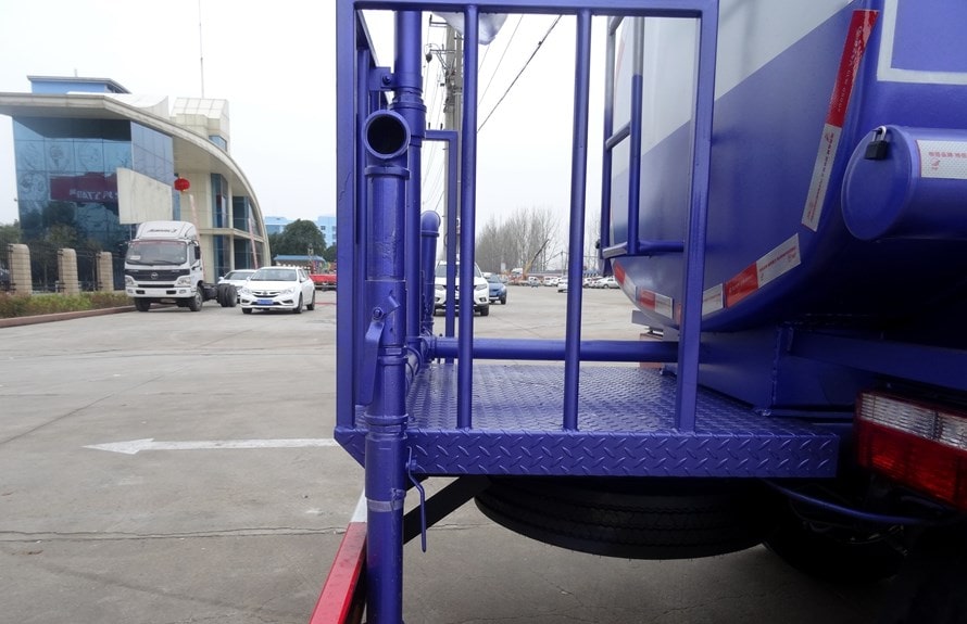 isuzu water tank truck rear