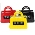 Reloj amarillo bolso flip clock