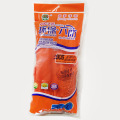 Orange PVC-Handschuhe mit Chips auf der Handfläche