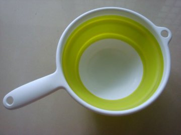 Plastic folding bowl with handle