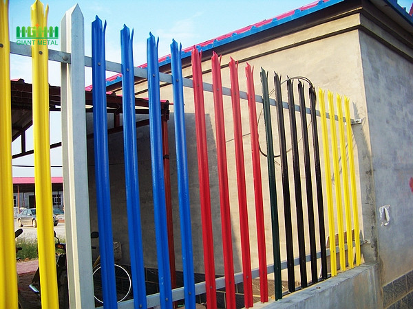 Galvanized steel palisade fence