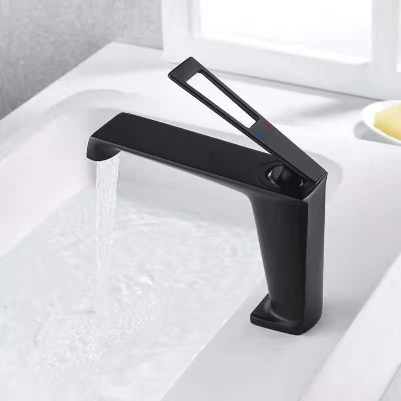 Neuestes Design Luxus Deck Mount Einhandwaschbecken Mixer Bad Waschbecken Messing gebürstet Golden Wasserhahn Wasserhahn