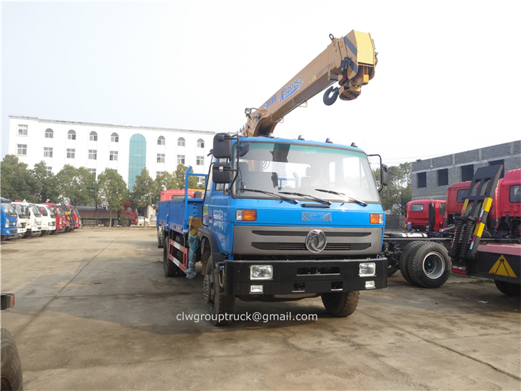 Dongfeng Chassis Telescoping Boom Truck Crane مثبتة