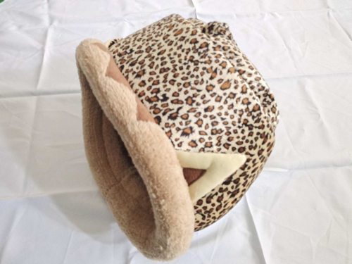 Cama de gato com estampa de leopardo com cauda