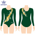 Cô gái mặc áo dài thi đấu thể dục Leotard