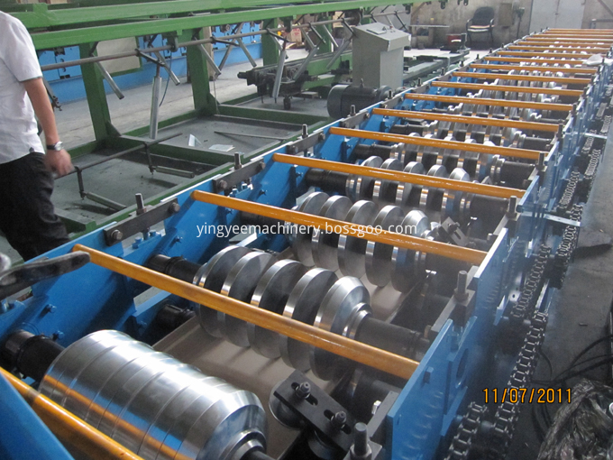 Floor deck roll forming machine