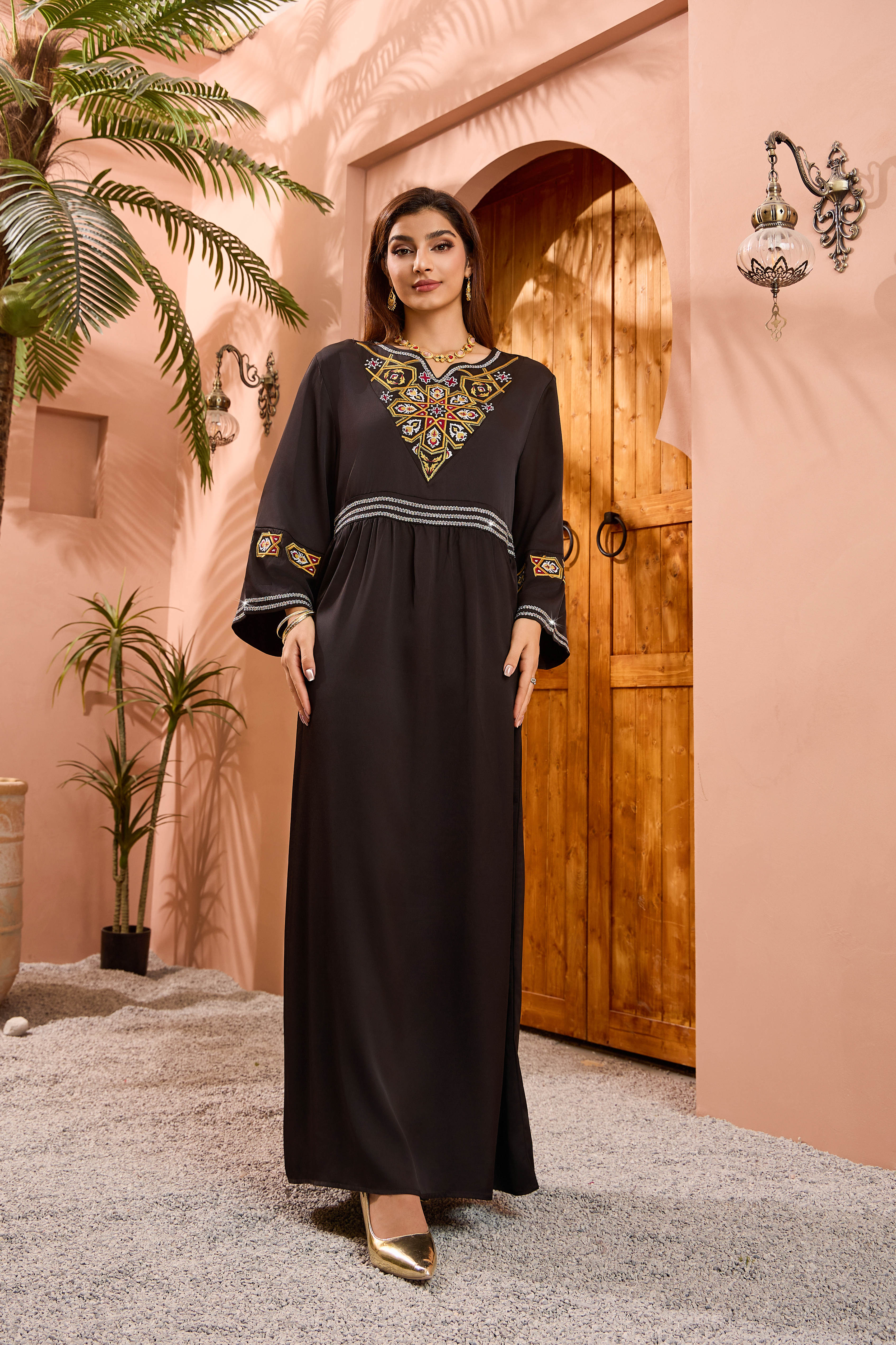 طلای مشکی ساتن دوزی هندسی مدل عبای حالت دهی 03 black gold geometric embroidered satin abaya model styling view 03
