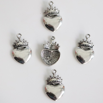 Hurtownia 28mm Vintage Metal Hearts Wykonane z Crown Charm Biżuteria Serce Charms