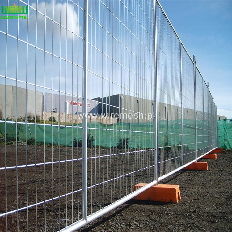 Retractable fencing panel for construction