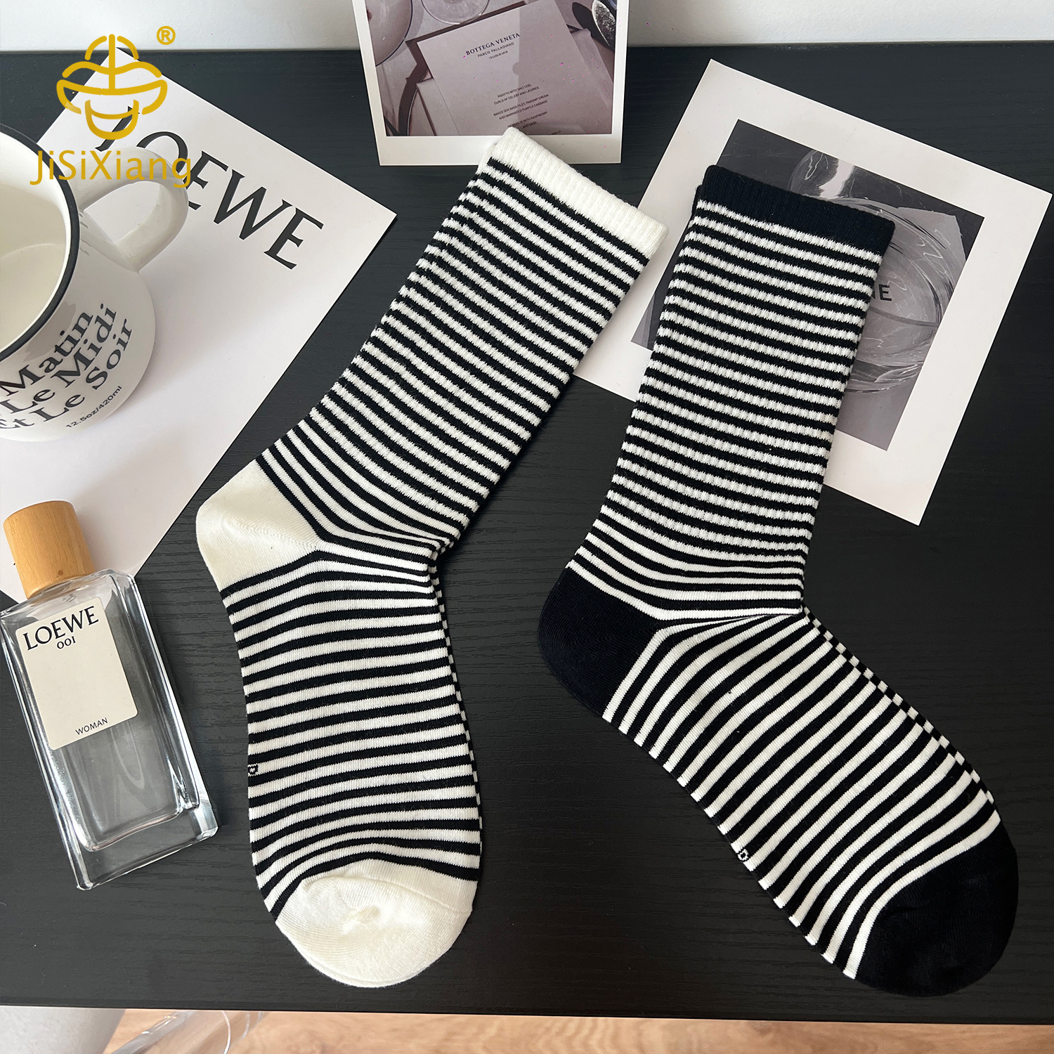 한국 흑백 줄무늬 중간 길이 스포츠 양말 Korean black and white striped mid length sports socks