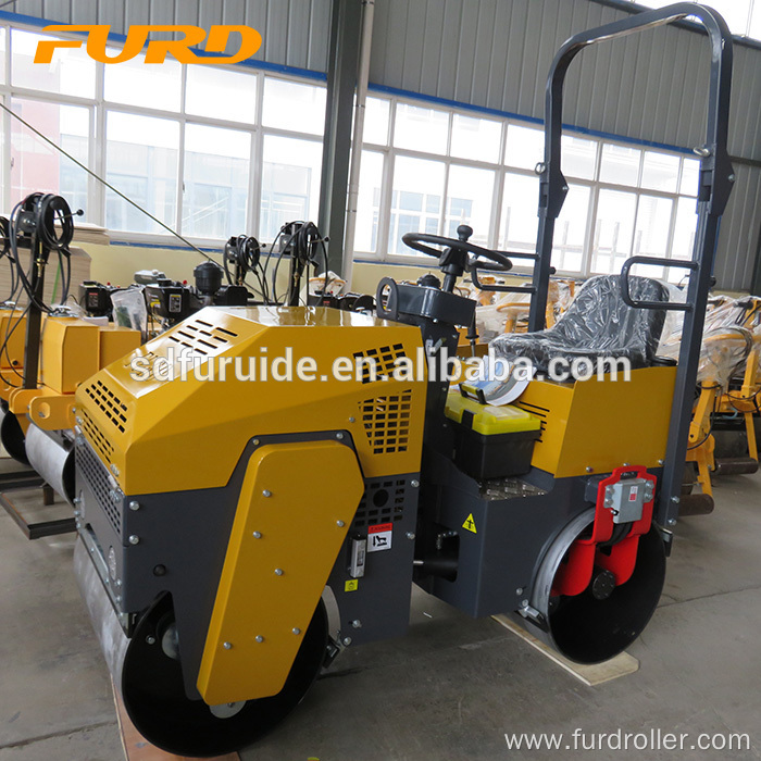 1000kg Mini Driving Vibration Road Roller with Free Parts Fyl-880