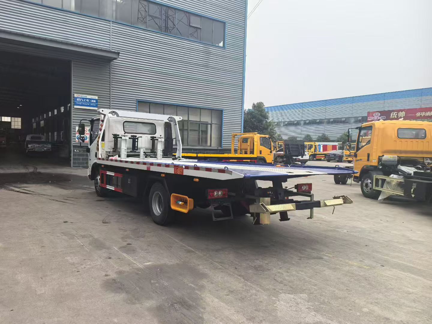 Надежный бортовой грузовик для коммерческих грузовых перевозок Reliable Flatbed Truck for Commercial Cargo Transport