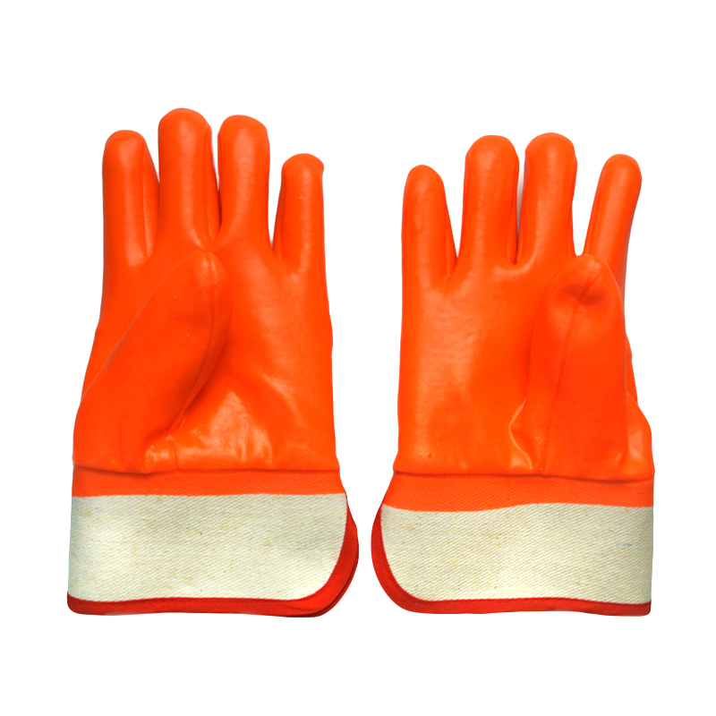 Fluoreszierender orangefarbener PVC-Handschuh.