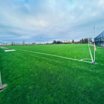 El césped artificial de fútbol de superficie de juego perfecto