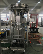 Double screw feeding and packaging machine