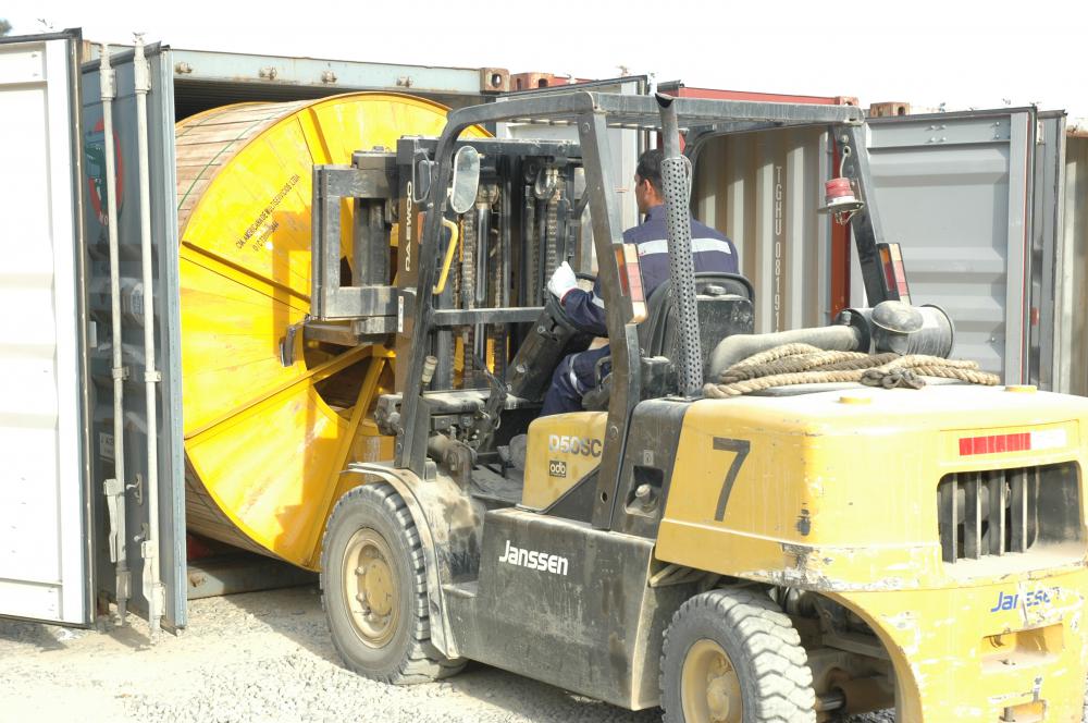 loading the alxe in the container